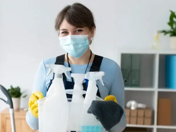 Isıtma sistemi bakımı yapan teknisyen